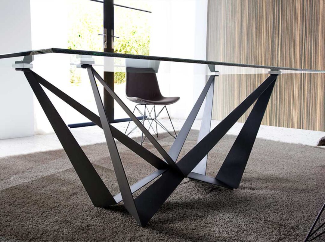 Mesa de comedor fija con sobre de vidrio templado y patas metálicas negro mate - Imagen 4