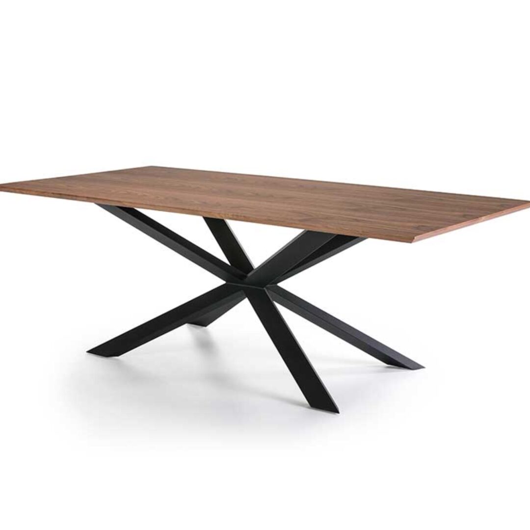 Mesa de comedor acabado en nogal, estructura metálica negra en forma de cruceta