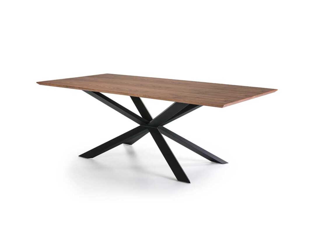 Mesa de comedor acabado en nogal, estructura metálica negra en forma de cruceta