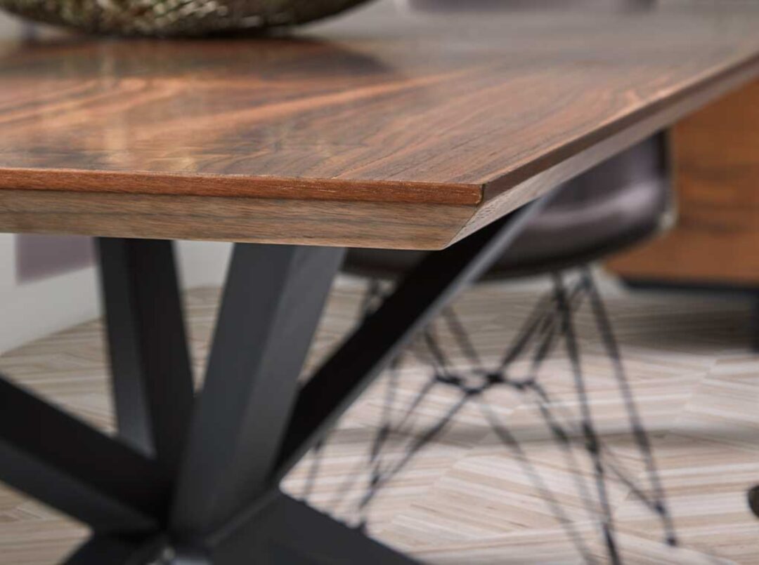Mesa de comedor acabado en nogal, estructura metálica negra en forma de cruceta - Imagen 4