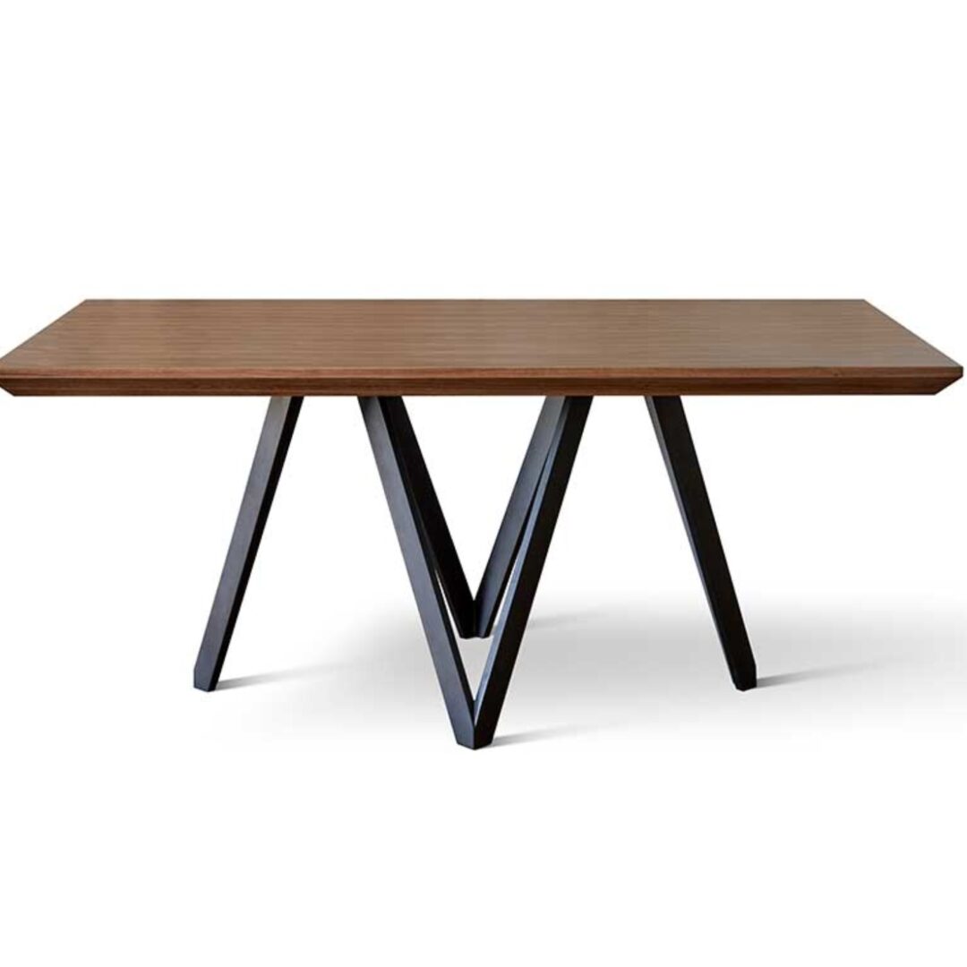 Mesa de comedor acabado en nogal, estructura metálica negra