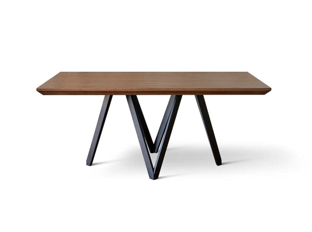 Mesa de comedor acabado en nogal, estructura metálica negra