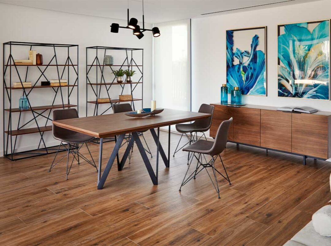 Mesa de comedor acabado en nogal, estructura metálica negra - Imagen 3