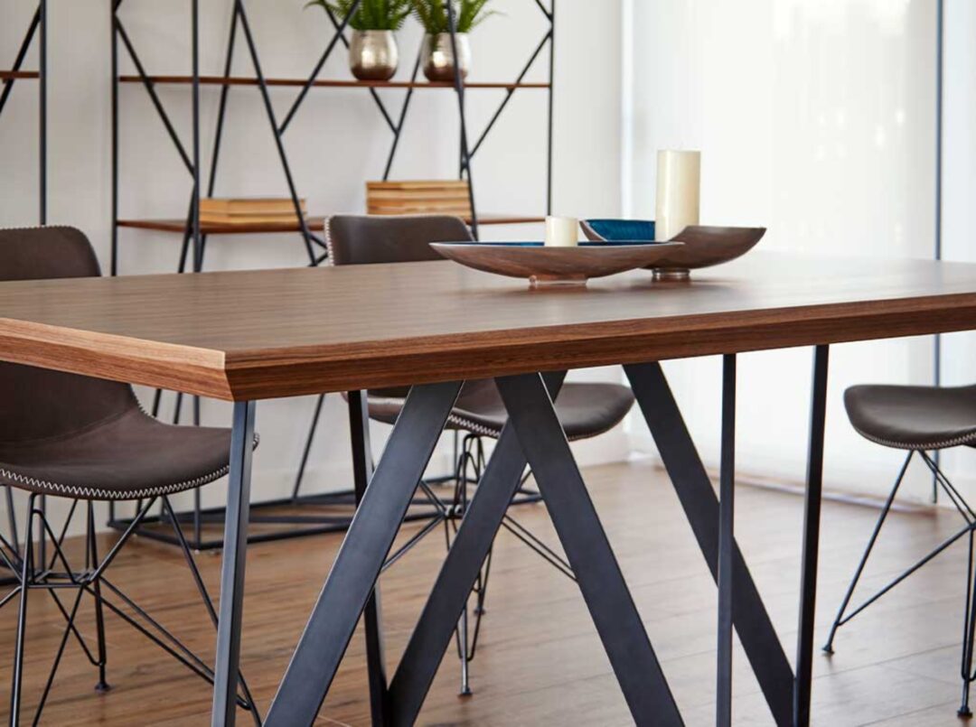 Mesa de comedor acabado en nogal, estructura metálica negra - Imagen 4
