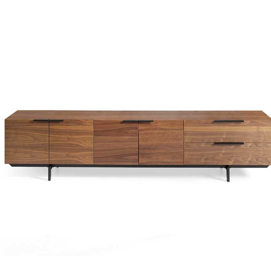 Módulo TV 220 cm – Nogal y detalles metálicos negros