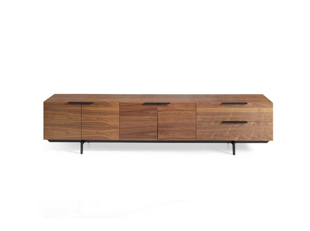 Módulo TV 220 cm – Nogal y detalles metálicos negros