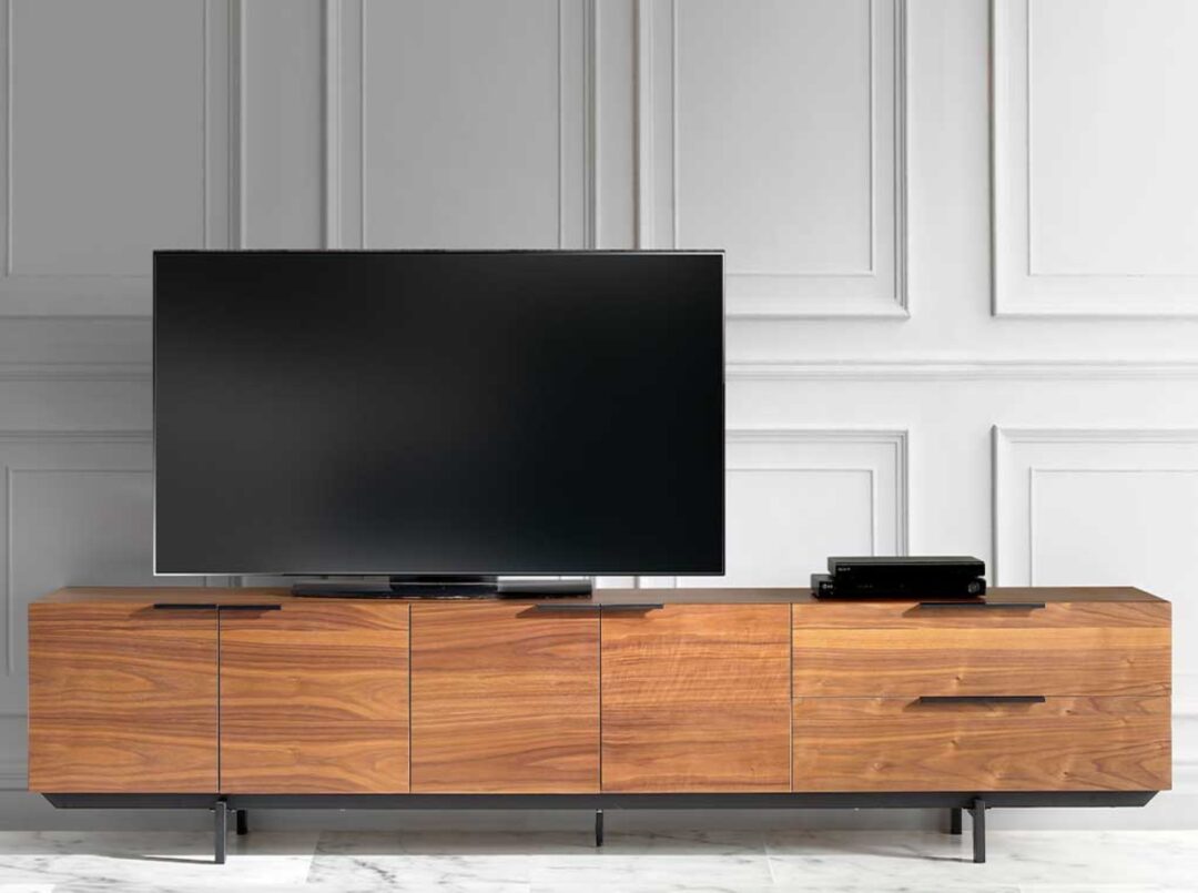Módulo TV 220 cm – Nogal y detalles metálicos negros - Imagen 4
