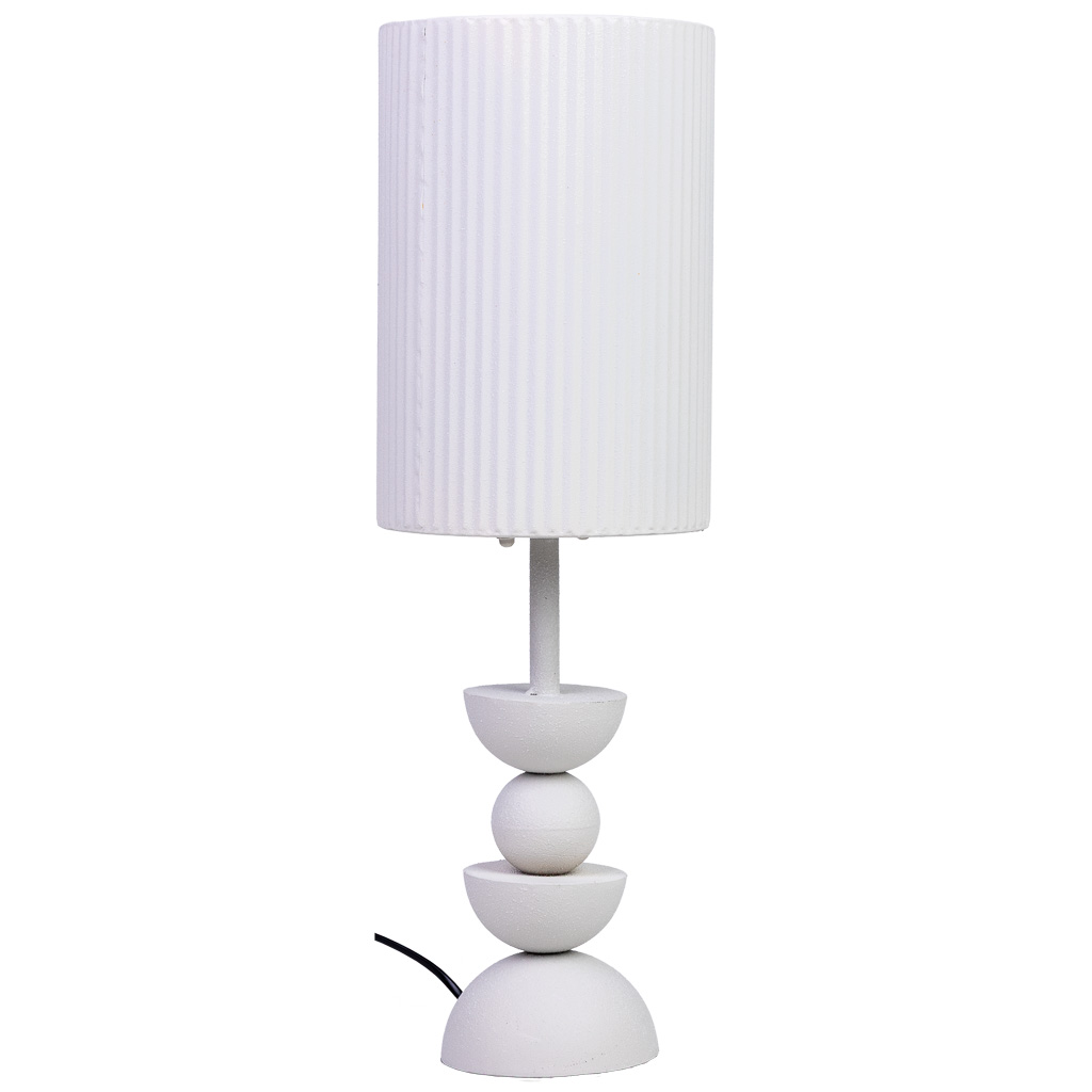 Lámpara de mesa con estructura de metal blanco